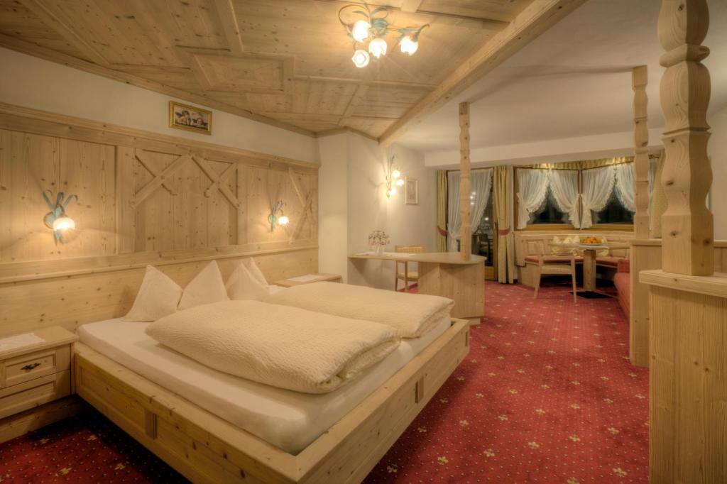 Hotel Ciasa Ai Pini San Cassiano  Oda fotoğraf