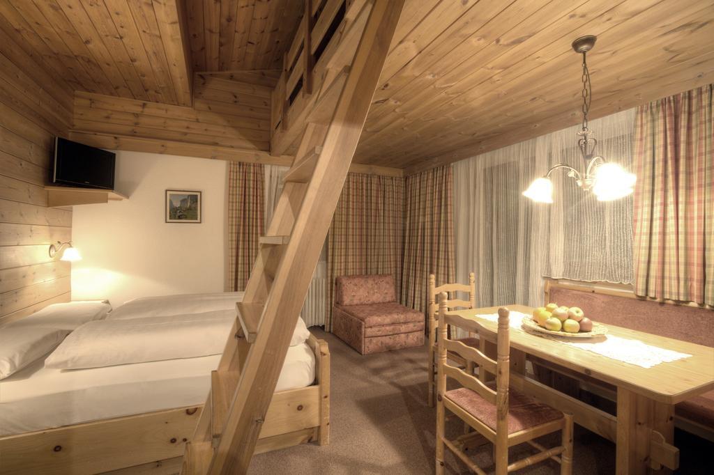 Hotel Ciasa Ai Pini San Cassiano  Oda fotoğraf